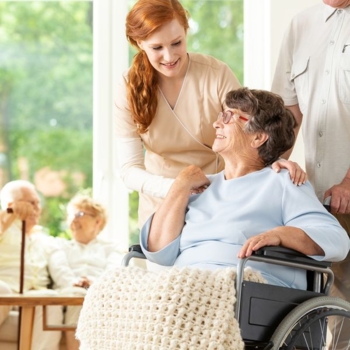 Seniorenheim Pflegeheim Tagespflege Foto iStock KatarzynaBialasiewicz